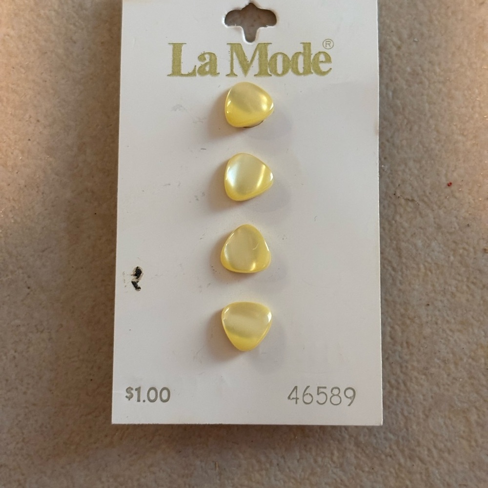 Vintage La Mode Yellow Cat Eye Moonglow Triangle Buttons Set of 4, Style 46589